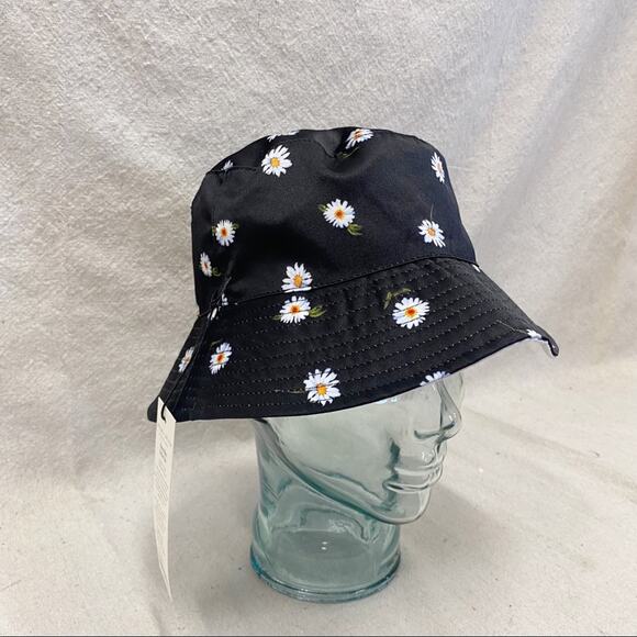 ALICE + OLIVIA Reversible Bucket black/white Daisy Hat One Size New with Tags - Picture 1 of 15